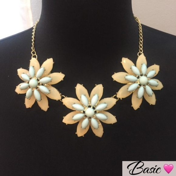 GORGEOUS Floral Glass Bead Statement Necklace - Picture 1 of 3